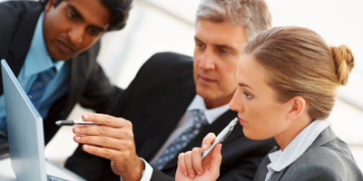 Personas en junta de trabajo